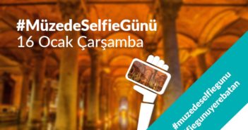MÜZEDE SELFİE ÇEKENE “İSTANBUL’UN YÜZLERİ” KİTABI HEDİYE