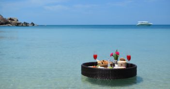 ‘HAVUZDA YEMEK YEMENİN KEYFİNİ’ HOTELS.COM İLE KEŞFEDİN