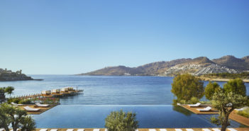 RITA ORA TURNE YORGUNLUĞUNU THE BODRUM EDITION’DA ATIYOR